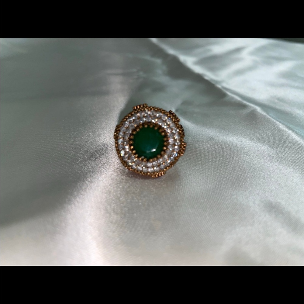 Luxurious Gold and Green Women's Ring